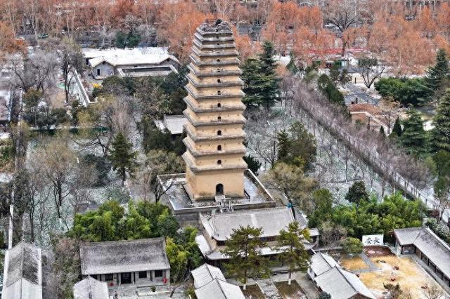 小雁塔雪落成诗 静谧如画