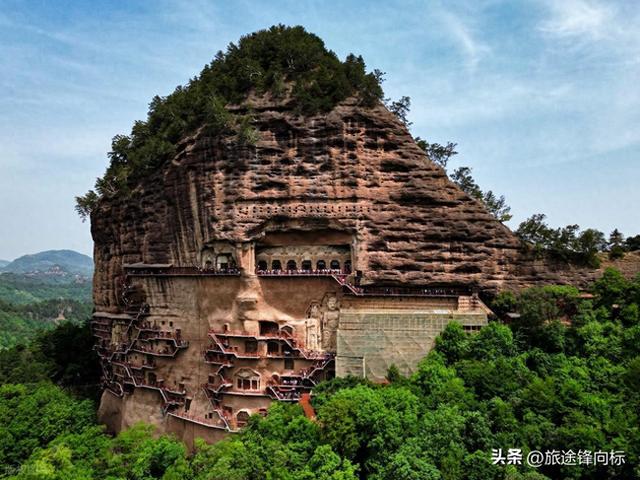 秦岭深处藏千年景，金红余晖爬过秦岭余脉轮廓，麦积山光影里秘密