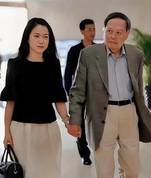 杨振宁去世后，翁帆再发文，49岁无子女的她，早已被安排好了退路