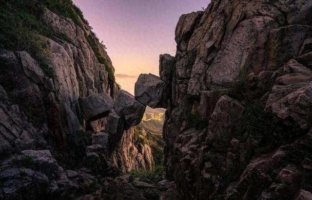 泰山仙人桥惊现“人肉平衡术”:当网红打卡遇上25亿年地质奇观