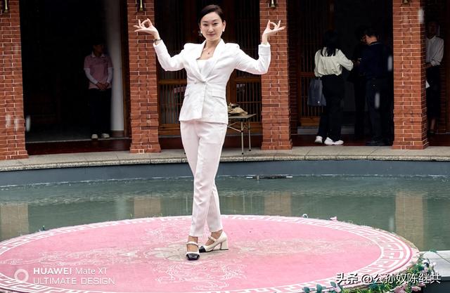 福建土楼此为珍，日昇楼内堪叹神：大埕水波盛，观光免走山路深！