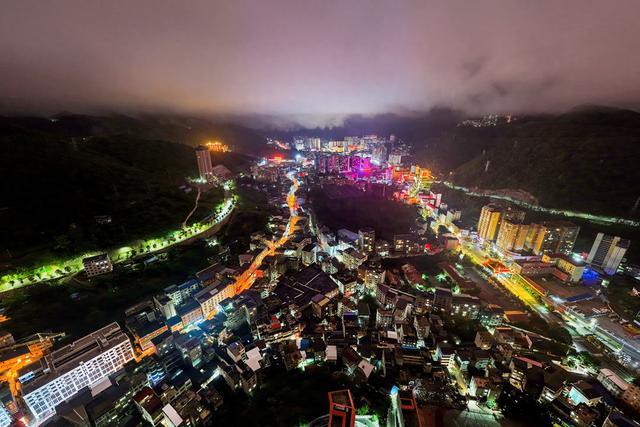 巴东野三关：夜幕下的山城幻梦