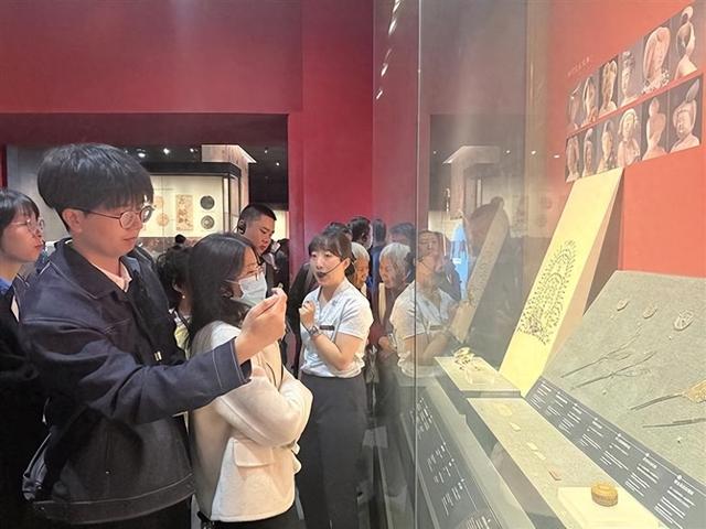 鎏金蔓草蝴蝶纹银钗 鬓边春色映花颜