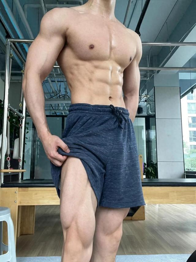 26岁北京自由健身教练，晒泵感肌肉，这身材可以制霸健身房了