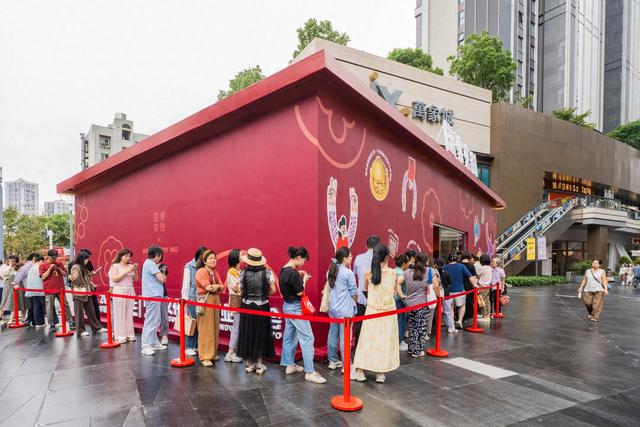 国潮文创快闪店开进商圈火爆！武汉这里排起数十米长队