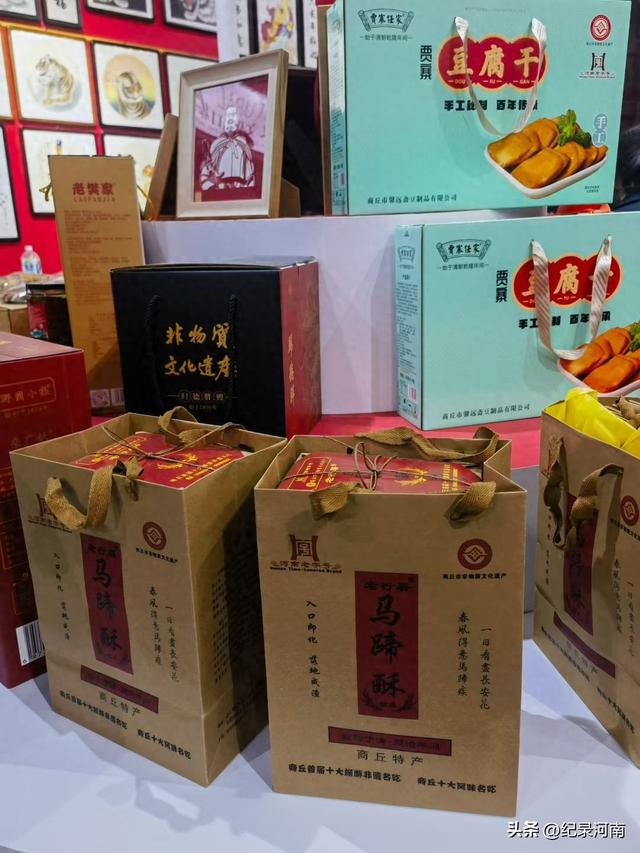 第十二届中原文博会在鹤壁鹿台阁举办，产品丰富多彩，人潮如织