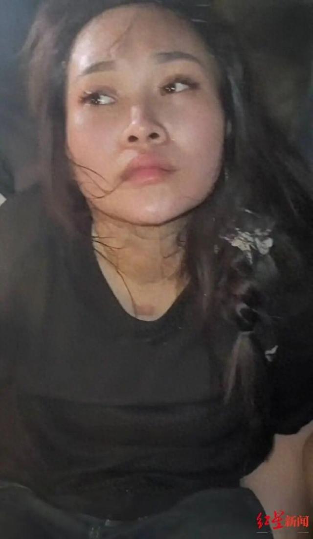 柬埔寨一女子劫走6名囚犯，7人已全部落网：女子递枪，男子举枪袭警，两人手牵手一起狂奔