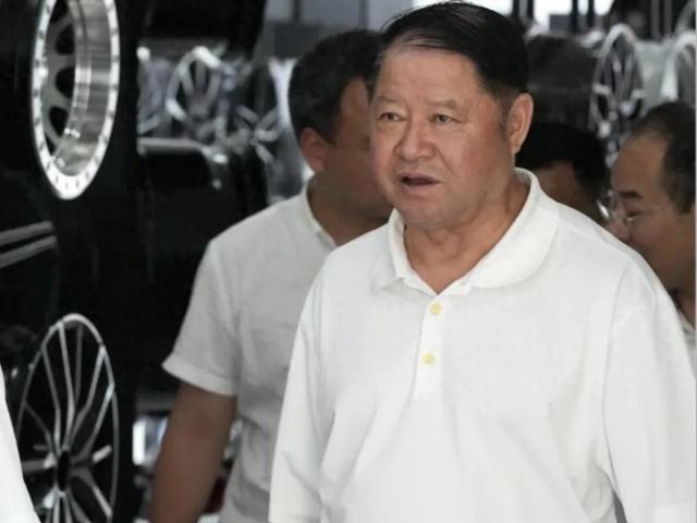 董事长司机在董事长家吃晚饭	，次日和妻子火速买入上市公司股份：投入112万元，卖晚了倒亏1.45万，被罚50万