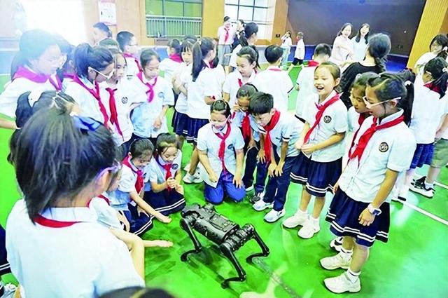 “重庆市中小学人工智能日”活动点燃珊瑚娃的科技梦