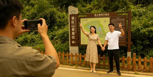 谎称出差去外地，却在景区撞见老婆和男闺蜜牵手打卡，我默默拍照