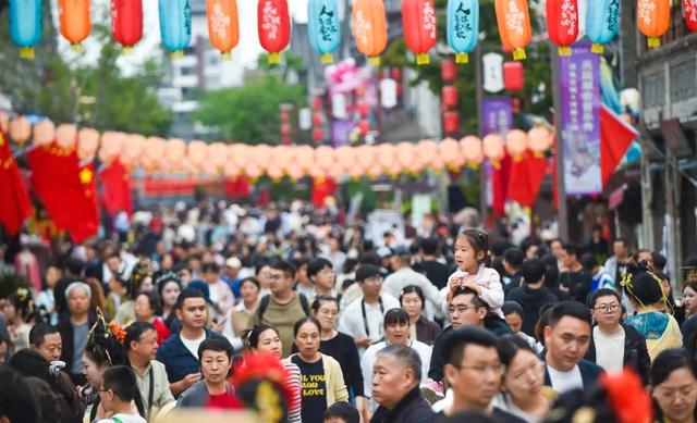 第一批在大城市“活腻”的人，开始用高德“奔县”了