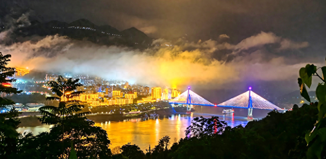 巴东：烟雨笼峡江 夜景醉山城