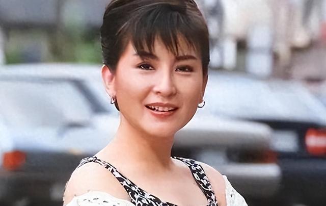 65岁天后终生未婚，无性无爱，流落街头无人问津，被母亲毁掉一生
