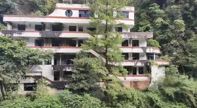 曾经灯火辉煌热闹非凡的知音山庄,目前人去楼空已被人遗忘荒废了