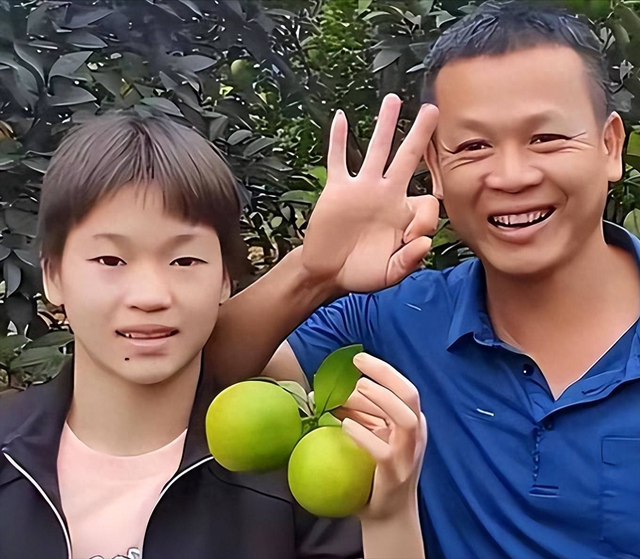 演都不演了！全红婵爸爸用冠军名号赚钱，评论区恶心的一幕出现了