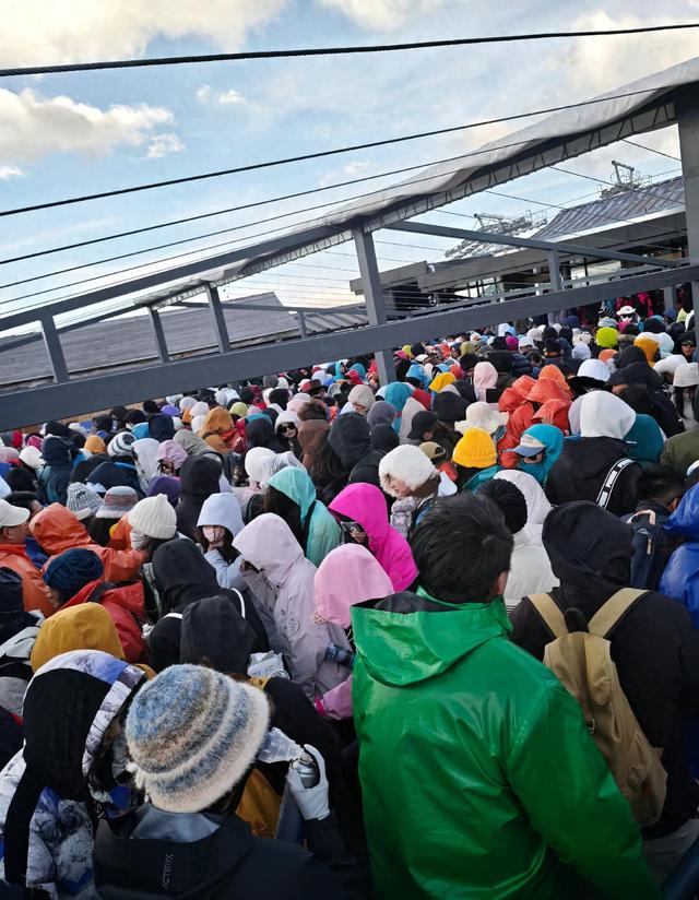 大量游客滞留云南玉龙雪山山顶数小时，现呕吐失温症状，景区：给予游客索道退票处理