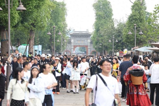 “五一”首日 李庄古镇迎来客流高峰
