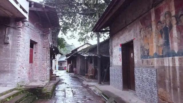 重庆长江边上的一条古朴老街，曾经名流如云，如今已被世人遗忘
