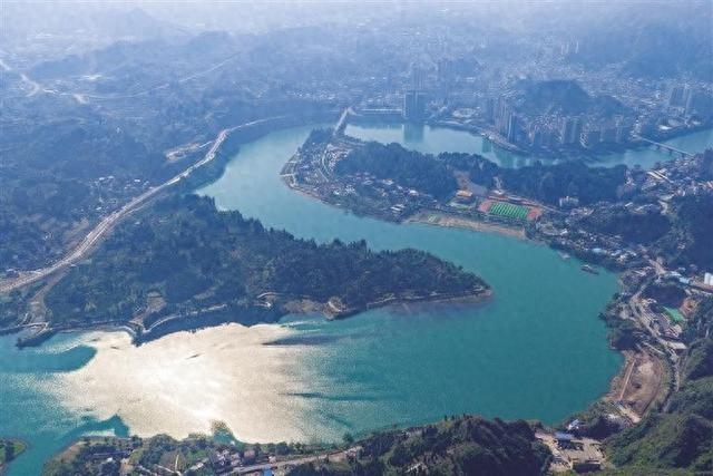 长河拥翠轻舟破画