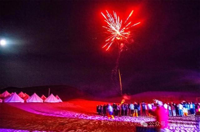 大漠敦煌:美丽烟花浪漫篝火点燃夜经济活力