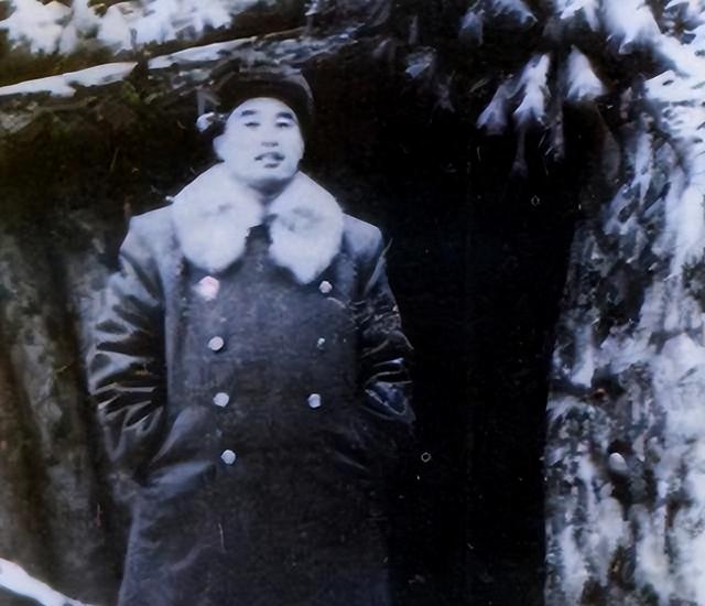 李德生刚上任北京军区司令	，就对秘书说：我先到副司令员那报个到