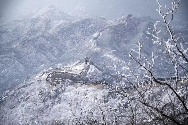 雪后八达岭长城如巨龙卧雪，一派北国风光