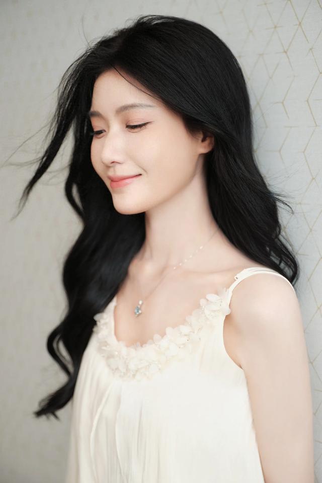 踮起脚尖提起裙边歌词（陈意涵｜踮起脚尖 提起裙边 纱裙掠过月光 心事像风 轻轻掀开夏的诗篇）
