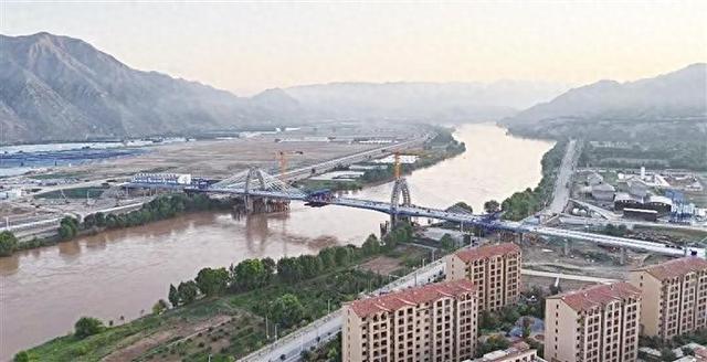 什川黄河大桥5号墩主桥箱梁边跨成功合龙