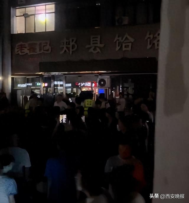 “续面事件”面馆关灯关门，门口有大量群众围观，此前老板直播称顾客“七匹狼”引争议后致歉