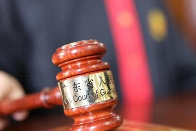 景区游玩摔成十级伤残，谁该赔？法院这样判，出乎意料
