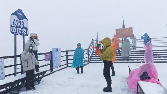 还在下！昆明轿子山今天这场大雪，根本停不下来！云南多地降温降雨来袭