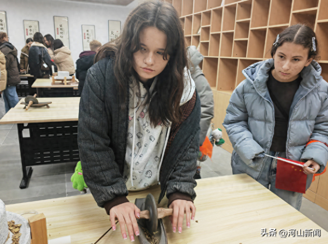 张家口大境门迎来约600名来自俄罗斯、蒙古国的青少年与我市小学生相聚