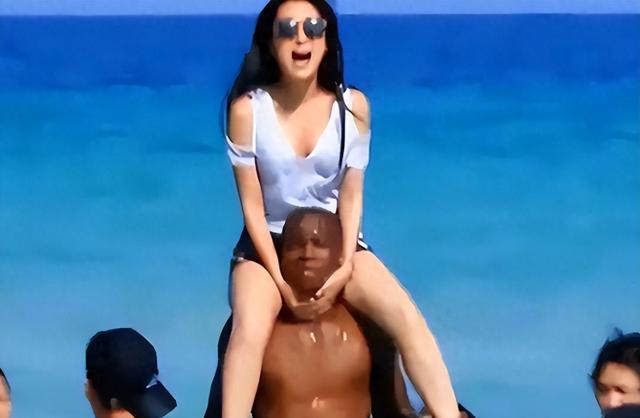 和孔令辉分手12年	，被黑人驼肩上的马苏，终是为她的选择买了单