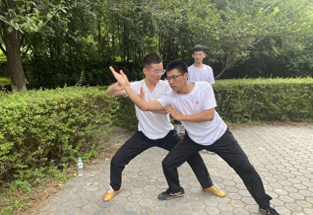 练太极发劲软趴趴？“沉着松静 + 专注一方”8 字诀，练出透骨劲