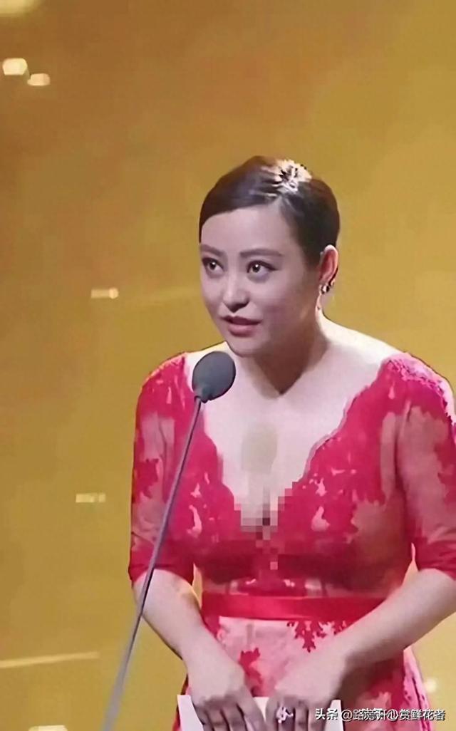 郝蕾身材也太丰满了吧 衣扣都撑开了 如果扣子突然掉了那就十分尴尬