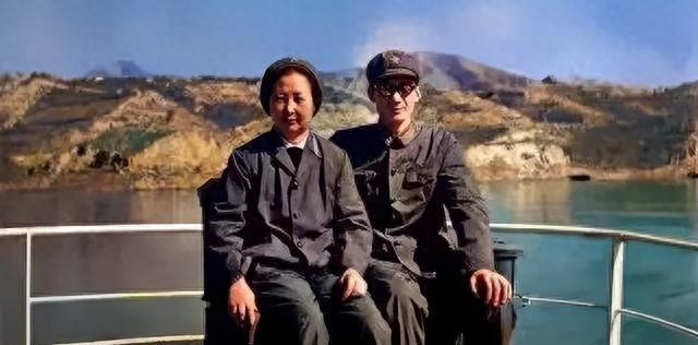 韩先楚的夫人有多美？这是1970留影，她50岁，皮肤白皙，气质非凡