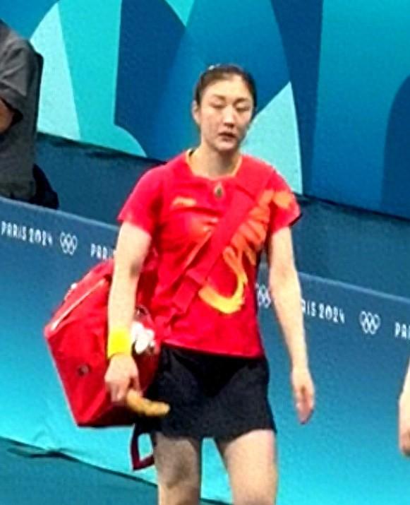 陈梦夺冠后默默离场！不敢笑，不敢说，不敢庆祝，只因赢的是队友