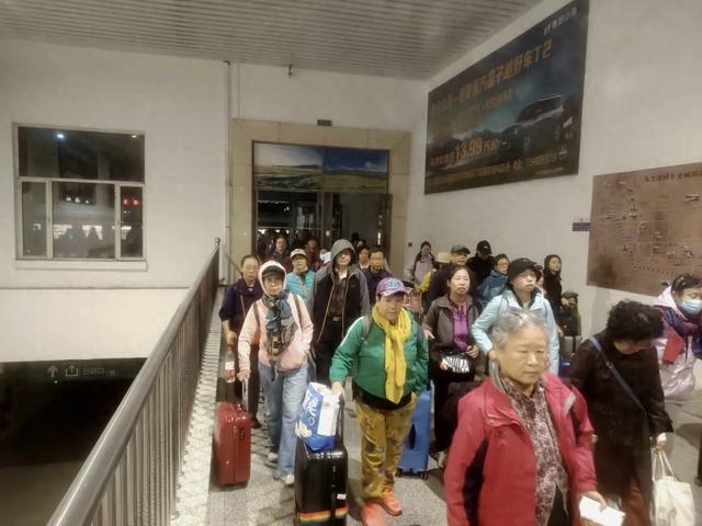 山东首趟赏秋专列抵达乌兰浩特！400人共举“下马酒”体验太独特！
