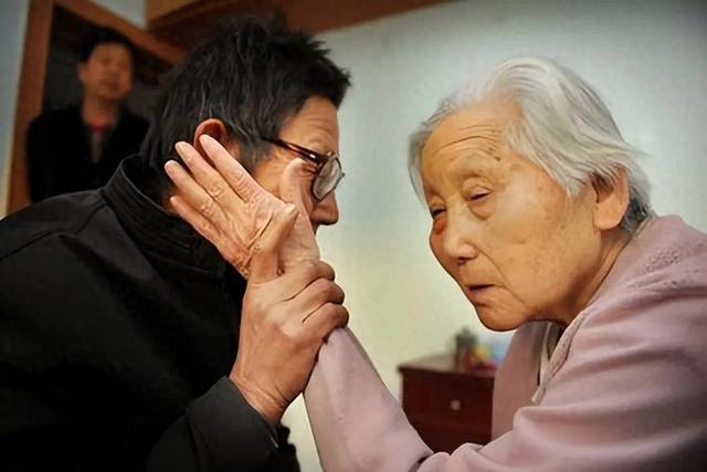 梦见死去的爷爷奶奶还活着(梦里见到已故亲人别慌3个真相)