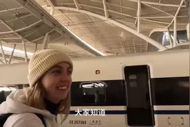 欧洲美女第一次来中国坐高铁，下车后就急了：都是骗人的图片
