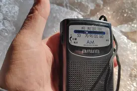 30块地摊淘了个爱华收音机，回来一试机不通电，拆开以后我乐了图片