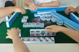 贵州捉鸡麻将：冲幺鸡难得叫牌弄得胆战心惊的图片