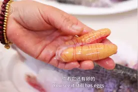 广东经典粤菜“油盐水浸鱼”，鱼这样做确实要比蒸的更好吃！图片