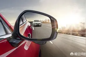 怎样看反光镜倒车？图片