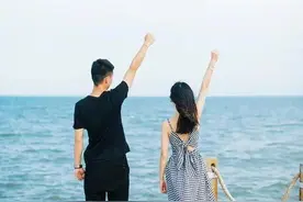 跟男朋友在一起不到两个月，国庆他约我一起出去旅游，该答...图片