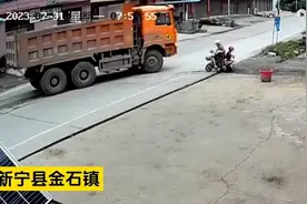 电动车驶入大货车盲区_瞬间被刮倒在地图片