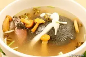 甲鱼煲汤，苦胆怎么放？很多人不知道，教你一招，营养丰富又好吃图片