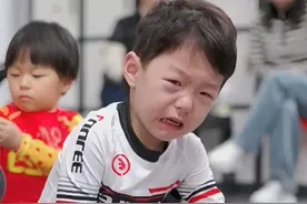 当教练让孩子，不再接受家长的帮助，会发生什么？ 教练提议孩子暂别家长助力，本以为是场挑战，没想到竟成孩子独立的转折点！从依赖到独立，过程虽艰难痛苦，但结果是值得的，成长的意义不就在与此吗～快来围观这场超励志的成长蜕变。#来广营 #滑步车  #2岁宝宝  #3岁萌娃  #北京少儿培训  @骑二无比-六六 @DOU+小助手 @抖音短视频视频封面