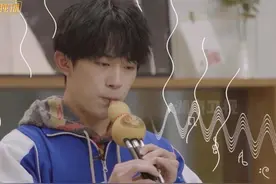 #湖南卫视连发20条易烊千玺  #易烊千玺  展示“月光下摇摆的风尾竹”，吹葫芦丝滑铁卢也太逗了吧～ #湖南卫视考古易烊千玺视频封面