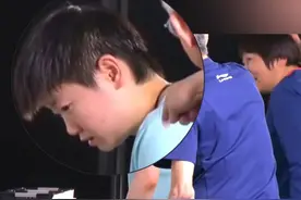 4月19日，澳门，在2025年澳门乒乓球世界杯上，孙颖莎挑球挑错了筐后，引来工作人员当面“蛐蛐”。孙颖莎满脸疑惑的表情好可爱。视频封面